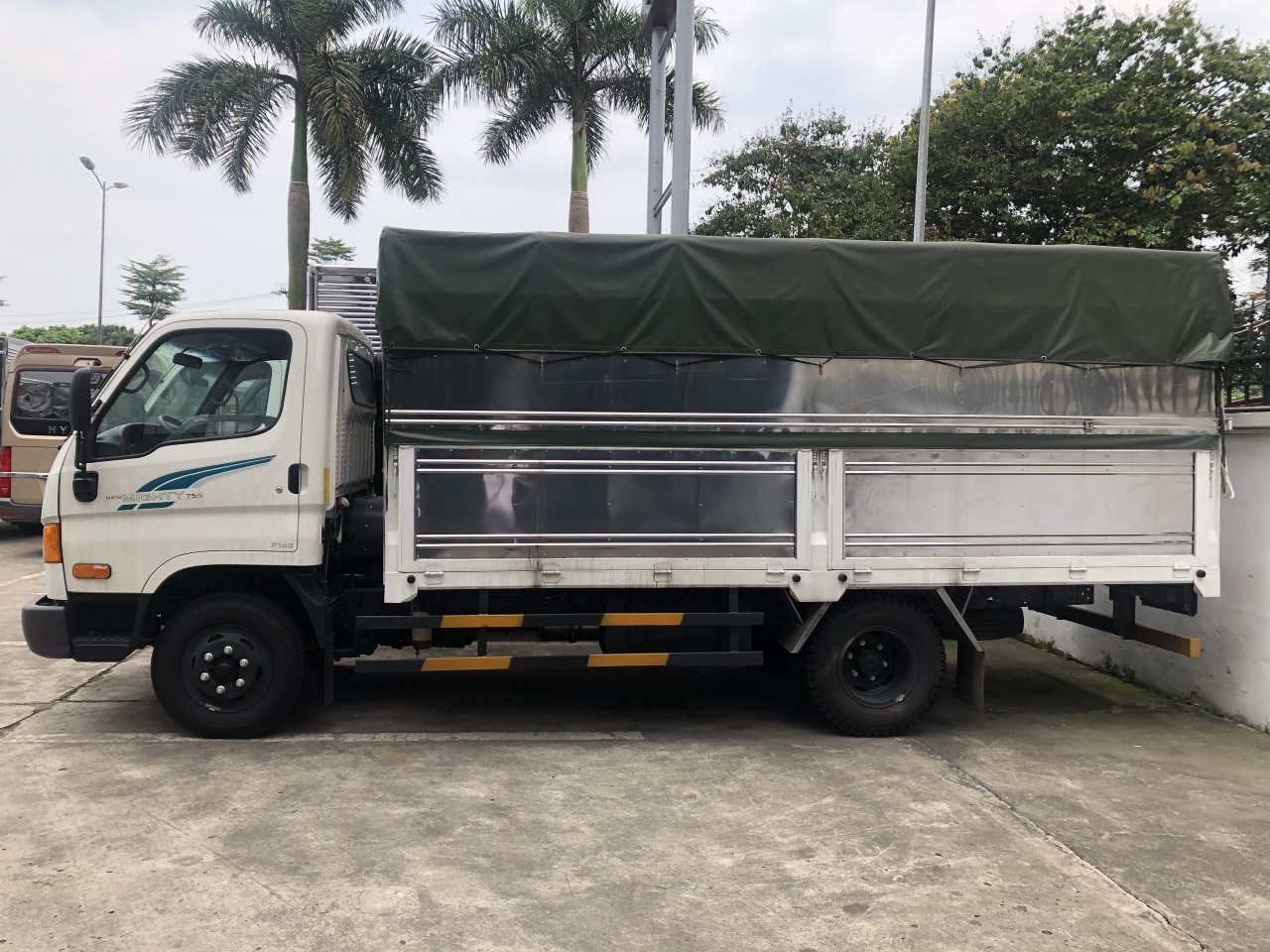 hyundai mighty 75s thùng bạt 